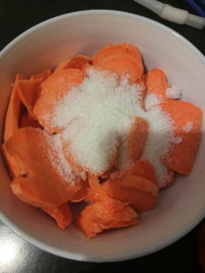 红薯洗净切碎，加糖，放微波炉高火5分钟！