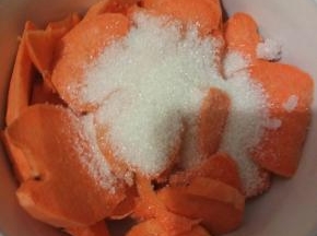 红薯洗净切碎，加糖，放微波炉高火5分钟！