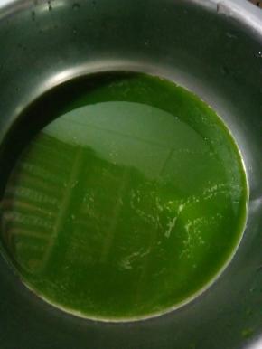 锅里烧开水，放入菠菜，烫熟，取出切碎，榨汁，过滤！取85g备用！
