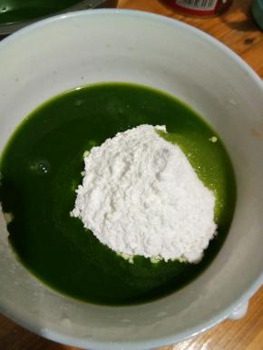 依次加入糯米粉，玉米淀粉。糖，菠菜汁，