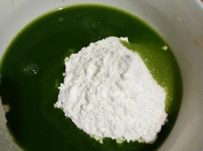 依次加入糯米粉，玉米淀粉。糖，菠菜汁，