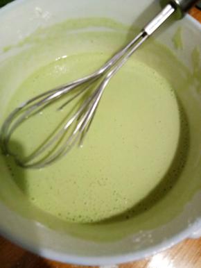 搅拌均匀，至无颗粒，放入微波炉。高火一分钟