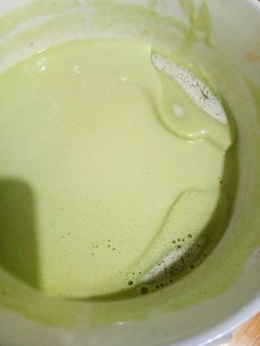 取出，可以看到已经有结块，拿刮刀拌匀，再放入，微波炉，重复高火，取出，搅拌4次，即可