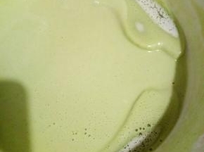 取出，可以看到已经有结块，拿刮刀拌匀，再放入，微波炉，重复高火，取出，搅拌4次，即可