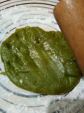 加入油，放揉面垫，用擀面杖打几下！