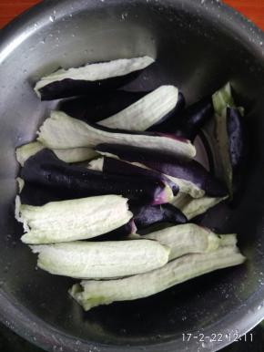 茄子洗净从中间撕开，备用。