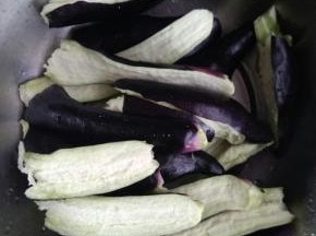 茄子洗净从中间撕开，备用。