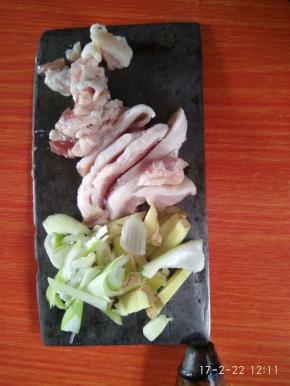 猪肉，葱姜蒜洗净切好备用。