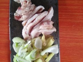 猪肉，葱姜蒜洗净切好备用。