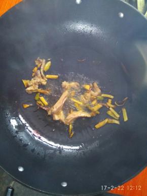 锅烧热放入葱姜蒜和猪肉一起炒香。