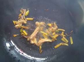 锅烧热放入葱姜蒜和猪肉一起炒香。