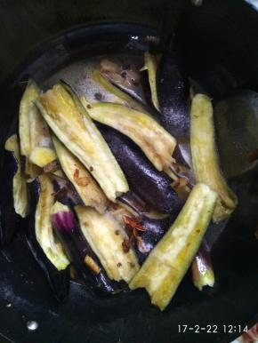 放入茄子，将茄子干煸至金黄色。