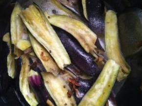 放入茄子，将茄子干煸至金黄色。