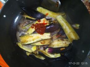 放入大酱继续翻炒片刻，加入适量的水，小火炖8-10分钟。