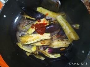 放入大酱继续翻炒片刻，加入适量的水，小火炖8-10分钟。