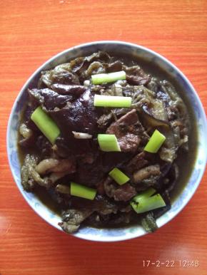 待汤汁收尽，放入味精，葱花即可出锅装盘。