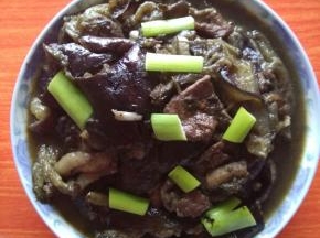 待汤汁收尽，放入味精，葱花即可出锅装盘。