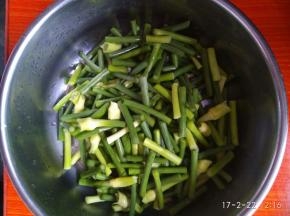 蒜苔切段洗净备用。