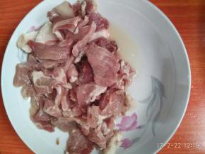 猪肉洗净切片。