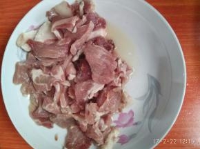 猪肉洗净切片。