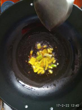 油烧热，葱，姜，蒜，花椒爆香。