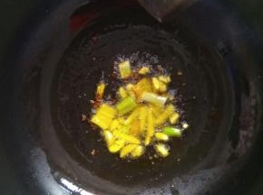 油烧热，葱，姜，蒜，花椒爆香。