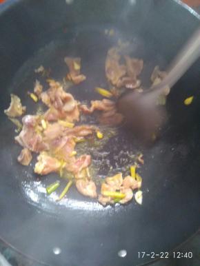 放入肉，翻炒至变色。