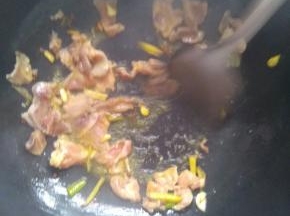 放入肉，翻炒至变色。