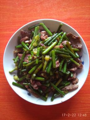 待蒜苔炒熟，放入味精即可出锅。