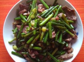 待蒜苔炒熟，放入味精即可出锅。