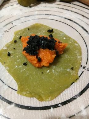 取一块。擀开，放上馅，