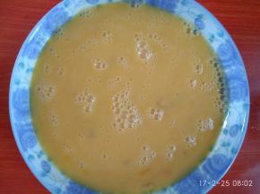 将鸡蛋打碎搅拌均匀成蛋液。