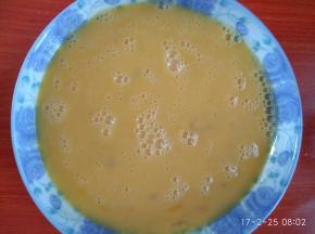 将鸡蛋打碎搅拌均匀成蛋液。