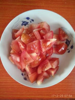 将西红柿洗净切小块，备用。