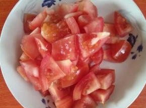 将西红柿洗净切小块，备用。