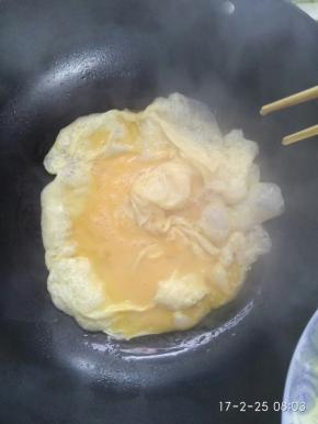 油烧热，将蛋液下锅，煎至金黄。
