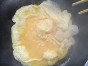 油烧热，将蛋液下锅，煎至金黄。