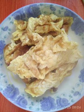 将煎好的鸡蛋盛出，备用。