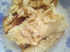 将煎好的鸡蛋盛出，备用。