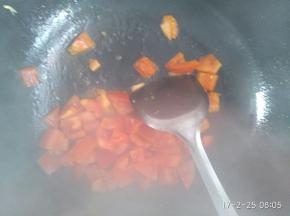 将西红柿下锅大火翻炒2-3分钟。
