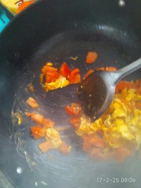 再将炒好的鸡蛋放入锅中和西红柿一起翻炒，放入调料即可出锅。