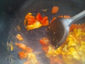 再将炒好的鸡蛋放入锅中和西红柿一起翻炒，放入调料即可出锅。