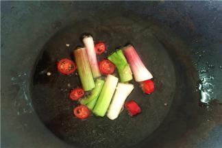 4、起火，先炒大蒜根部