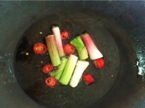 4、起火，先炒大蒜根部