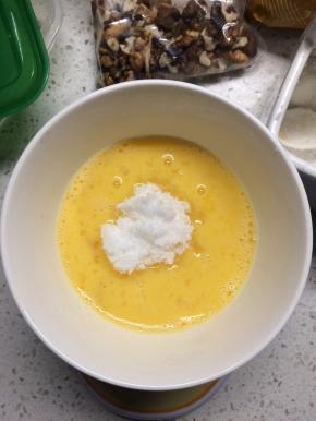 4、在打散的鸡蛋中加入白砂糖，搅拌均匀。