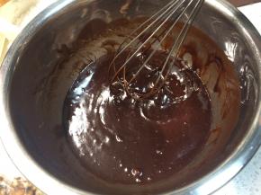 5、将混合了白砂糖的鸡蛋液慢慢加入黄油巧克力溶液，搅拌均匀。