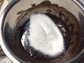 6、筛入高筋面粉，用刮刀翻拌成均匀的面糊。