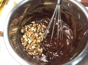 7、在面糊中倒入核桃碎，翻拌均匀即为布朗尼面糊。