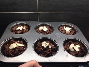 8、烤箱预热180度，将面糊舀入蛋糕模具中，八分满即可，上下火中层烤25分钟即可。
