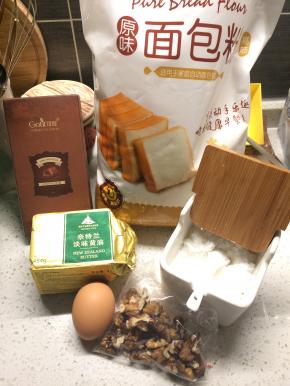 1、准备材料并称重，鸡蛋提前从冰箱拿出回复室温。